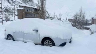 Hakkaride 220 yol ulaşıma açıldı, karla mücadele sürüyor