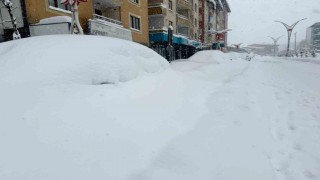 Hakkaride 357 yerleşim yerinin yolu kapandı