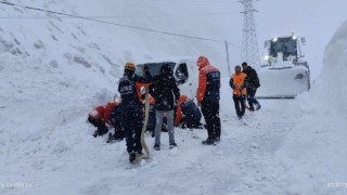 Hakkaride çığ altında kalan araçtaki 2 kişi kurtarıldı