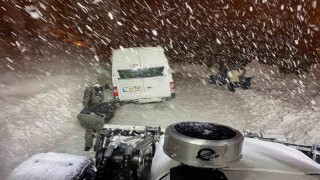 Hakkaride kar ve tipide mahsur kalan minibüs kurtarıldı