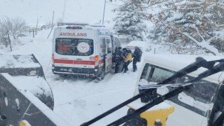 Hakkaride yolda kalan ambulansın imdadına ekipler yetişti