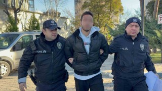 Halk otobüsünde lise öğrencisinin boynuna bıçak dayayan üniversite öğrencisi yakalandı