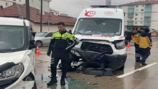 Hasta taşıyan ambulansla hafif ticari araç çarpıştı: 8 yaralı