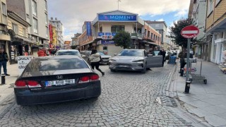 Hatalı park trafiği kilitledi