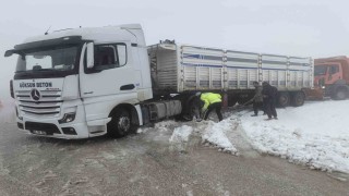 Hatayda karla kaplı yolda sürücüler zor anlar yaşadılar