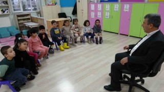 Hayatını görme engelli eşine adadı