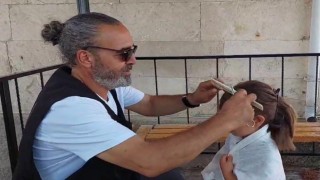 Hayırsever kuaför köylere gidip kız çocuklarını ücretsiz tıraş ediyor
