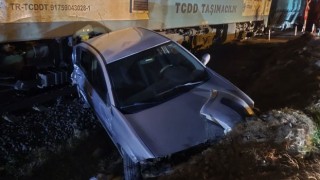 Hemzemin Geçitte Korkutan Kaza: Tren Otomobile Çarptı