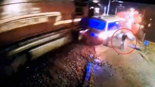 Hemzemin geçitte mahsur kalan dolmuşa tren çarptı, sürücü saniyelerle kurtuldu... Feci kaza kamerada