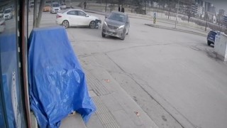 Hızını alamayan araç kavşakta başka bir araca çarptı