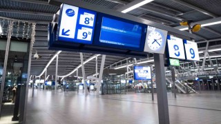 Hollandada kar yağışı tren seferlerini durdurdu, 300 uçuş iptal edildi