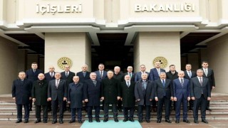 İçişleri Bakanı Yerlikaya, yeni atanan ve görev yerleri değişen valilerle bir araya geldi