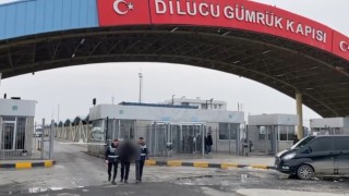 Iğdırda göçmen kaçakçılığı hükümlüsü sınır kapısında yakalandı
