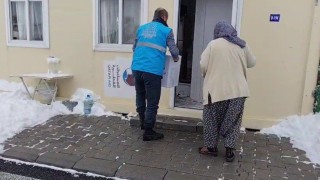 İhtiyaç malzemeleri evlere teslim ediliyor