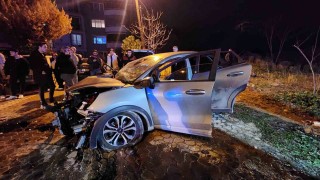 İki aracın kafa kafaya çarpıştığı feci kazada can pazarı: 3 ağır yaralı