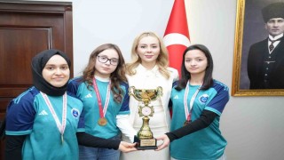 İl birincisi takım, kupayı Kaymakam Şıktaşa götürdü