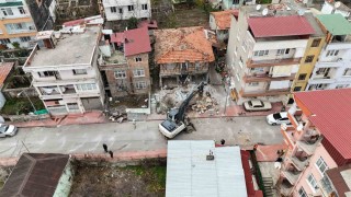 İlkadımda metruk yapılar bir bir yıkılıyor