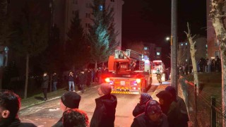 İnegölde ev yangını: 1i çocuk 3 kişi dumandan etkilendi