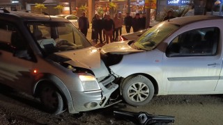 İnegölde iki araç kafa kafaya çarpıştı: 3 yaralı
