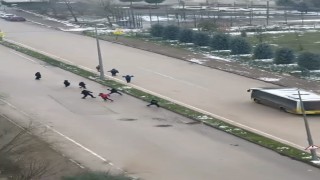 İnegölde kar topu gerginliği: Otobüs şoförü çocukları sopayla kovaladı