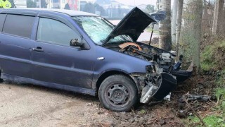 İnegölde kontrolden çıkan otomobil kaldırıma ve ağaca çarptı: 2 yaralı