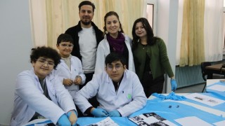 İnönü Üniversitesinde çocuklar, özgün baskı resim atölyesi etkinliğinde hünerlerini sergiledi
