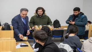 İnönü Üniversitesinde final haftasında öğrencilere meyve ikramı