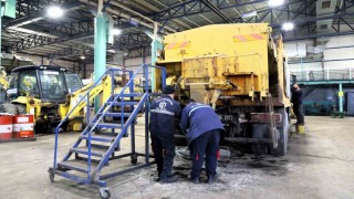 İş makinelerinin bakımı belediye atölyesinde yapılıyor