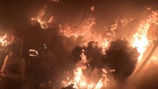 İş yerindeki yangın itfaiye erinin kask kamerasına yansıdı