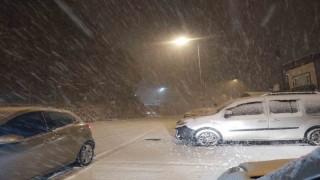 İstanbul yeni yıla karla girdi, yollar beyaza büründü