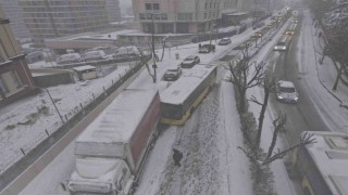 İstanbulda kar kazaları da beraberinde getirdi, İETT otobüsü park halindeki kamyona çarptı