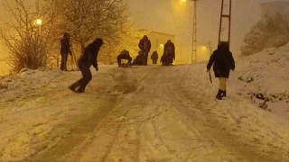 İstanbulda kar sonrası sokaklar oyun alanına döndü