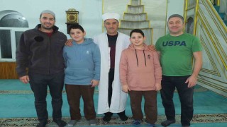 İstanbullu sevimli ikizler Burhaniye ye tatile geldi