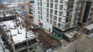 İstinat duvarı çöken bina havadan görüntülendi