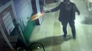 İşyerini mermi yağmuruna tuttu, elini kolunu sallayarak uzaklaştı: O anlar kamerada
