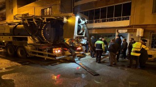 İzmir gece sağanak yağışa teslim oldu, ekipler gece boyunca sahada görev yaptı