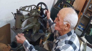 İzmirde 60 yıllık ayakkabı ustası teknolojiye karşı direniyor