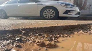 İzmirde altyapı çalışmaları yolları köstebek yuvasına çevirdi