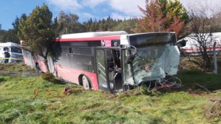 İzmirde belediye otobüsü ile panelvan çarpıştı: 1 ölü, 8 yaralı