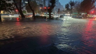 İzmirde güne sağanakla başladı, yollar göle döndü