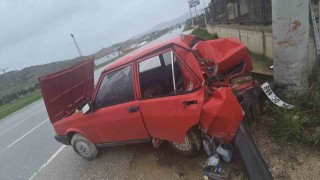 İzmirde otomobil kontrolden çıktı: 2 yaralı