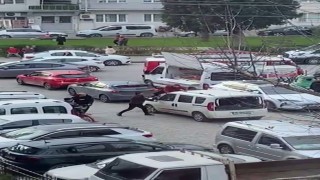 İzmirde polis merkezi önünde sopayla darp kamerada