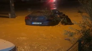 İzmirde sağanak ve fırtına hayatı felç etti: Sel suları araçları sürükledi