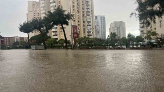İzmirde sağanak ve fırtına hayatı felç etti, yollar göle döndü