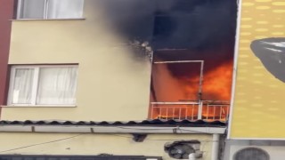 İzmirde yangında ev alevlere teslim oldu