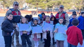 Jandarma, öğrencilerin karne heyecanına ortak oldu