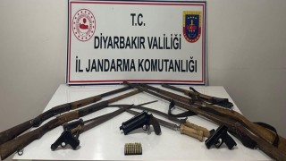 Jandarma operasyonunda çok sayıda silah ve kaçak malzeme ele geçirildi