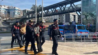 Jandarmayı görünce çaldıkları avokadoları bırakıp kaçtılar