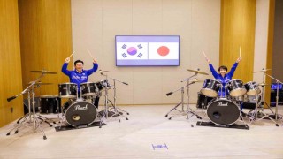 Japonya ve Güney Kore liderlerinden K-pop şarkıları eşliğinde bateri şov