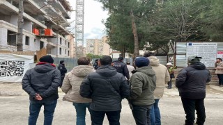 Kadıköyde maaşlarını alamadıklarını iddia eden inşaat işçileri vinç kulesine çıktı
